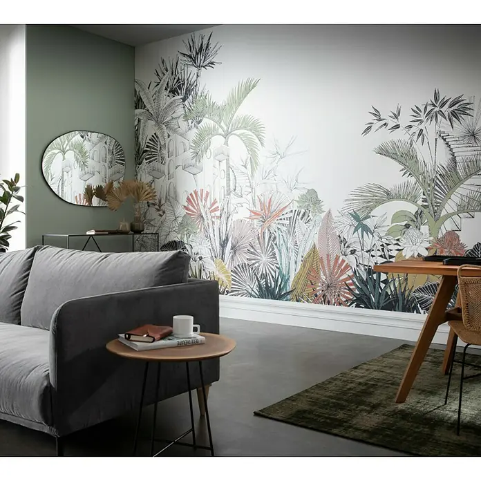 Rasch Tropical House Fototapete Haus im Dschungel - B x H: 400 x 300 cm, Vlies, Dunkelgrün - Wohnzimmer mit grauer Couch, rundem Tisch und exotischer Wandtapete, die eine entspannende und stilvolle Atmosphäre schafft.