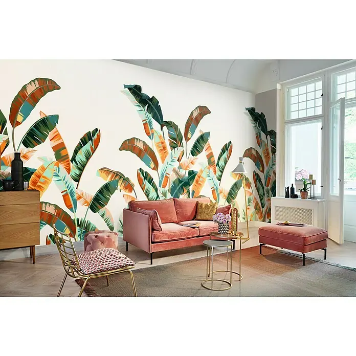 Rasch Florentine III Fototapete Palmblätter - B x H: 400 x 300 cm, Vlies, Rot - Wohnzimmer mit botanischer Tapete, rosa Sofa, Sessel und Ottomane. Das lebendige Design bringt einen Hauch von Natur in den Raum.