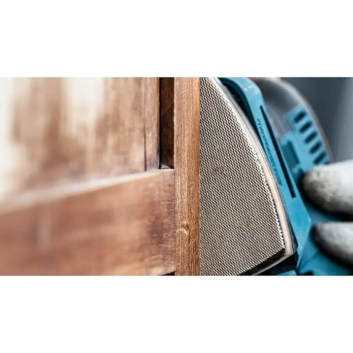Bosch Expert Schleifgitter-Set M480 - Körnung: 80 - 180, L x B: 133 x 80 mm, 10 -tlg. - Detailaufnahme eines Schleifwerkzeugs, das zum Glätten einer Holzoberfläche verwendet wird. Das Werkzeug ist blau und hat eine raue Schleiffläche.