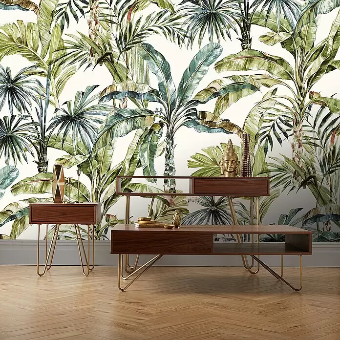 Rasch Florentine III Fototapete Palmenblätter - B x H: 400 x 300 cm, Vlies, Weiß/Grün/Grau - Dunkle Holz-Konsolen- und Couchtische mit goldenen Haarnadelbeinen, bieten Stauraum in einem Raum mit tropischem Thema.