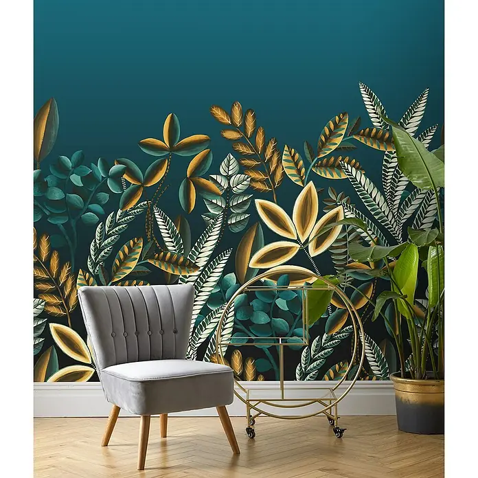Rasch Florentine III Fototapete Tropischer Garten - B x H: 300 x 300 cm, Vlies, Petrol - Der stilvolle graue Sessel mit dem goldenen Beistelltisch vor der botanischen Tapete verleiht jedem Raum eine elegante Note.