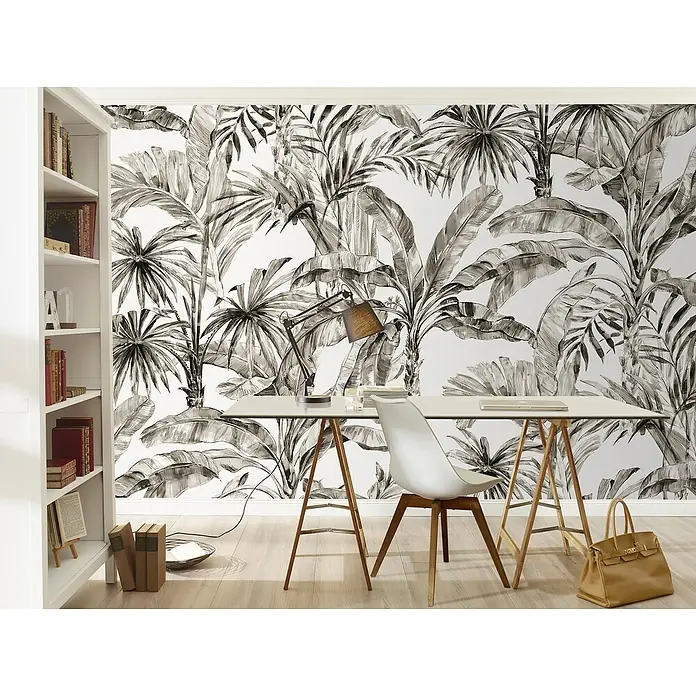 Rasch Florentine III Fototapete Palmenblätter - B x H: 400 x 300 cm, Vlies, Schwarz/Braun/Weiß - Helle Büroeinrichtung mit einem Schreibtisch, einem Stuhl und einem Bücherregal vor einer stilvollen Dschungeltapete. Die Dschungeltapete verleiht dem Raum einen tropischen Touch.