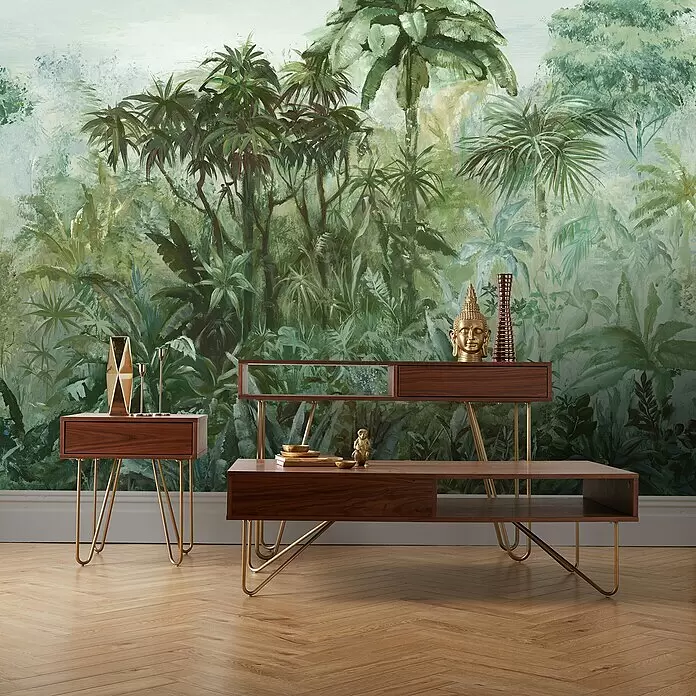 Rasch Florentine III Fototapete Dschungelblick - B x H: 400 x 300 cm, Vlies, Olivgrün - Zwei Konsolentische aus dunklem Holz und goldenem Metall, ein großer und ein kleiner, in einem Raum mit Dschungeltapete.
