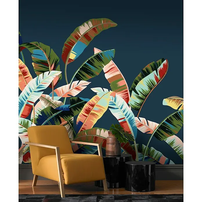 Rasch Florentine III Fototapete Palmblätter Dunkelblau - B x H: 400 x 300 cm, Vlies - Der gelbe Sessel setzt einen Farbakzent vor einer Wand mit tropischem Blätter-Motiv. Die Einrichtung wirkt einladend und modern.