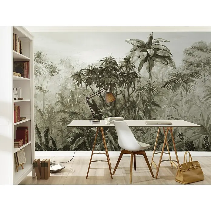 Rasch Florentine III Fototapete Dschungelblick - B x H: 400 x 300 cm, Vlies, Sepia - Bürogestaltung mit einem weißen Schreibtisch, einem modernen Stuhl und einem Bücherregal vor einer Dschungel-Tapete.