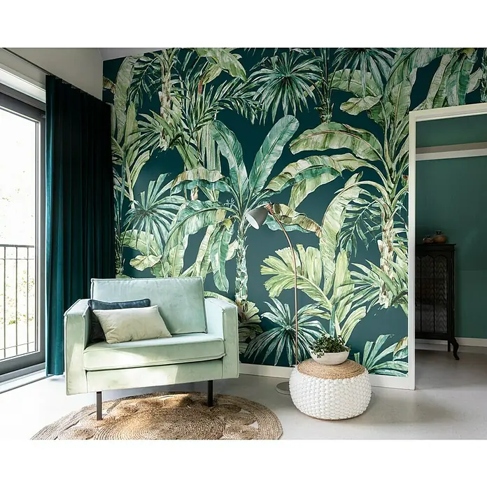 Rasch Florentine III Fototapete Palmenblätter Dunkelgrün - B x H: 400 x 300 cm, Vlies - Der mintgrüne Sessel mit Kissen und Teppich verleiht dem Raum eine gemütliche Note. Die Pflanzen-Tapete sorgt für einen tropischen Flair.
