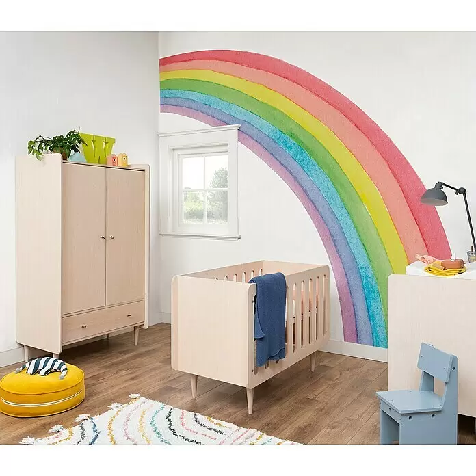 Rasch Bambino XIX Fototapete Regenbogen - B x H: 250 x 300 cm, Vlies, Gelb - Helles Kinderzimmer mit hellen Holzmöbeln: Kleiderschrank, Babybett, Wickelkommode und Regenbogen-Wandbild.
