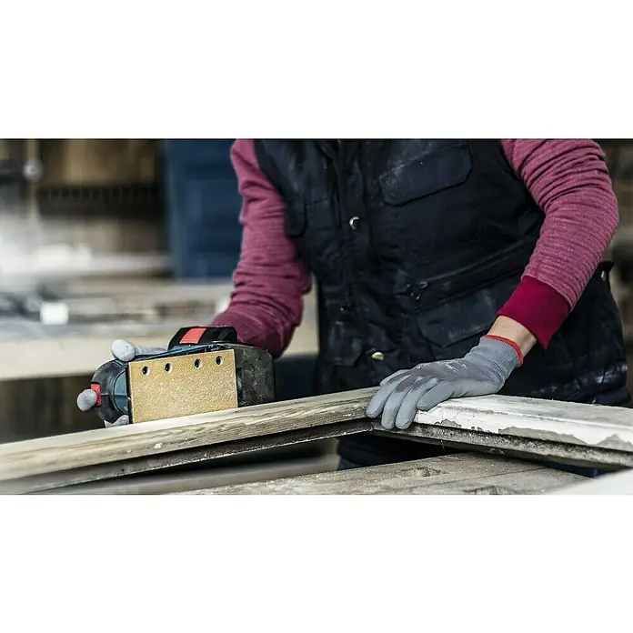 Bosch Expert Schleifblätter C470 - Körnung: 40, 80 x 133 mm, 10 Stk. - Eine Person schleift Holz mit einem Handschleifer, um alte Farbe zu entfernen und die Oberfläche für die Weiterverarbeitung vorzubereiten.