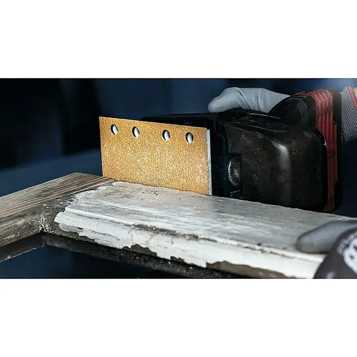 Bosch Expert Schleifblätter C470 - Körnung: 40, 80 x 133 mm, 10 Stk. - Ein Elektroschleifer mit Schleifpapier bearbeitet ein verwittertes Holzstück, um die alte Farbe zu entfernen und die Oberfläche vorzubereiten.
