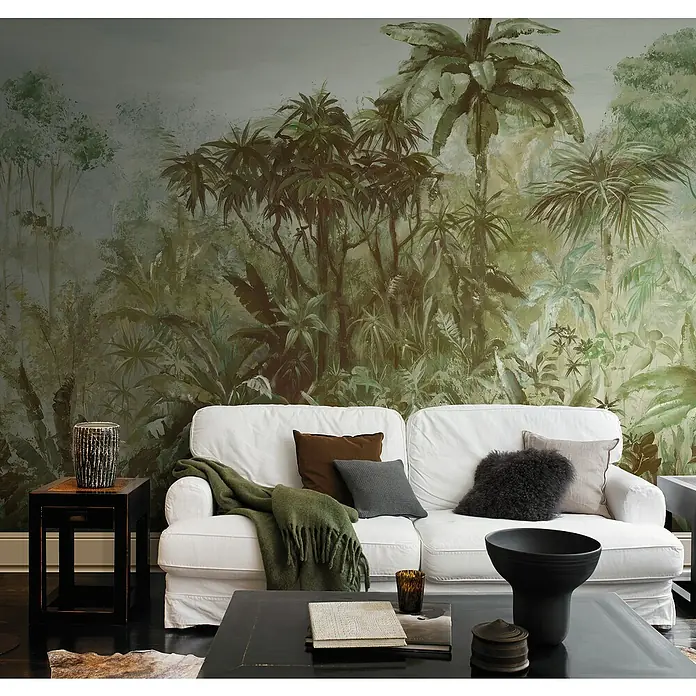 Rasch Florentine III Fototapete Dschungelblick - B x H: 400 x 300 cm, Vlies, Kaki - Wohnzimmer mit weißem Sofa, Kissen und Decke vor einer Dschungeltapete.