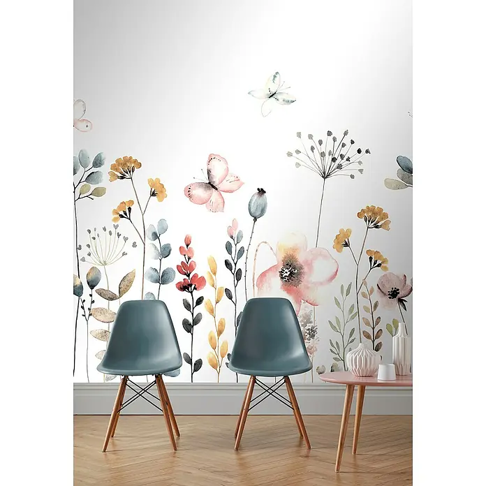 Rasch Bambino XIX Fototapete Blumen - B x H: 250 x 300 cm, Vlies, Hellblau - Wanddekor mit Aquarellblumen und Schmetterlingen, mit zwei blauen Stühlen und einem rosa Tisch für eine gemütliche Raumatmosphäre.