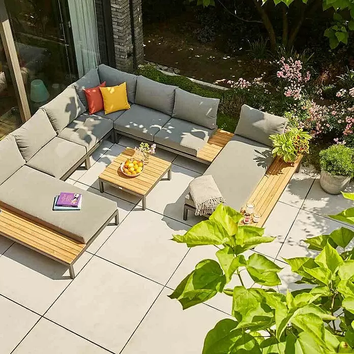 Siena Garden Loungemöbel-Set Alvida - 7 -tlg., Anthrazit/Schwarz, Teakholz, Max. Personenzahl: 5 - Geräumige L-förmige Outdoor-Loungegruppe mit grauen Kissen, Holzdetails und passendem Couchtisch auf einer Terrasse.