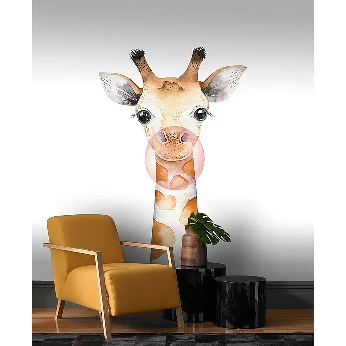 Rasch Bambino XIX Fototapete Giraffe - B x H: 150 x 280 cm, Vlies - Aquarell-Wandbild einer Giraffe, die Kaugummi bläst, über einem gelben Sessel in einem modernen Wohnraum.
