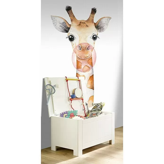 Rasch Bambino XIX Fototapete Giraffe - B x H: 150 x 280 cm, Vlies - Offene weiße Holzspielzeugkiste, gefüllt mit bunten Spielsachen, in einem Kinderzimmer mit großer Giraffen-Wanddekoration.