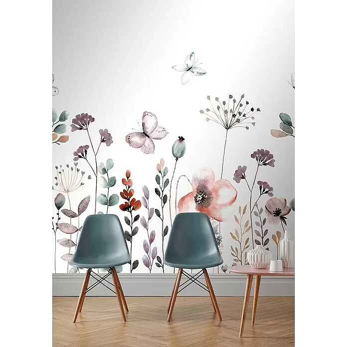 Rasch Bambino XIX Fototapete Blumen - B x H: 250 x 280 cm, Vlies, Helllila - Zwei tealfarbene Stühle mit Holzbeinen und ein rosa Rundtisch in einem Raum mit Blumentapete.