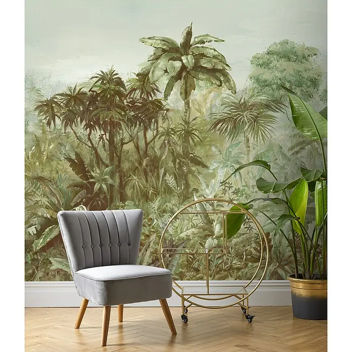 Rasch Florentine III Fototapete Dschungelblick - B x H: 400 x 300 cm, Vlies, Kaki - Grauer Samt-Akzentstuhl mit Holzbeinen vor einer Dschungeltapete. Perfekt für stilvolle Akzente im Wohnbereich und bietet bequemen Sitzplatz.