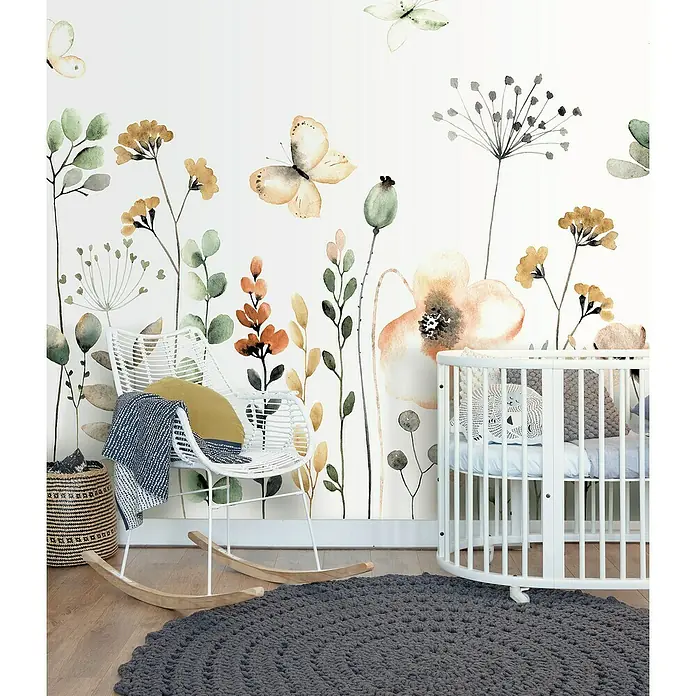 Rasch Bambino XIX Fototapete Blumen - B x H: 250 x 280 cm, Vlies, Hellgrün - Ein gemütliches Kinderzimmer mit einem runden Babybett und einem Schaukelstuhl vor einer floralen Wandtapete. Warme Farben und natürliche Elemente schaffen eine beruhigende Atmosphäre.