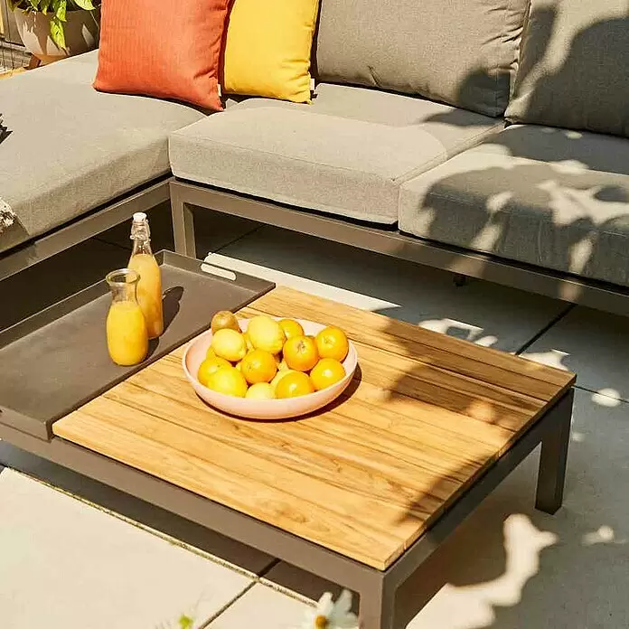 Siena Garden Loungemöbel-Set Alvida - 3 -tlg., Anthrazit/Schwarz, Teakholz, Tablett, Max. Personenzahl: 3 - Outdoor-Lounge-Set mit grauem L-Sofa und Couchtisch mit Holzplatte, dunkelgrauem Gestell und integriertem Schiebefach.