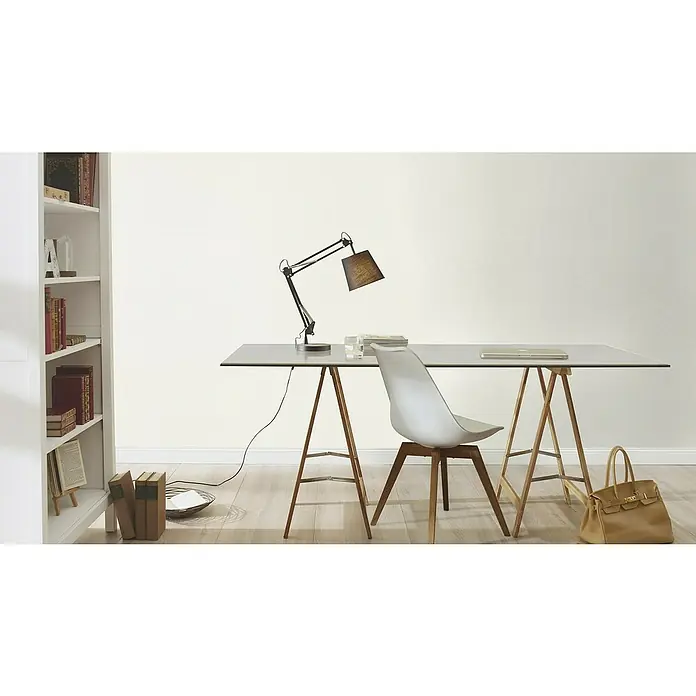 Rasch Wallton Vliestapete Makulaturvlies - Weiß, Uni, 25 x 1,06 m, Grammatur: 120 g/m² - Ein minimalistischer Arbeitsplatz mit einem grauen Schreibtisch, einer verstellbaren Lampe und einem weißen Stuhl bietet eine moderne Ästhetik.