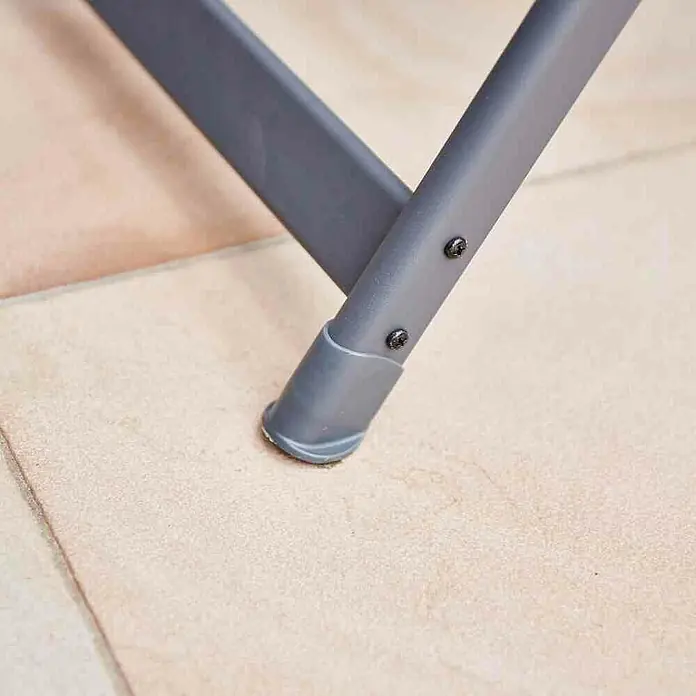 Siena Garden Gartenmöbel-Set Premium/Sola - 5 -tlg., Schwarz/Anthrazit - Detailaufnahme vom Bein eines Klappstuhls. Das graue Bein steht sicher auf einer hellen Oberfläche und zeigt die Konstruktion des Stuhls.
