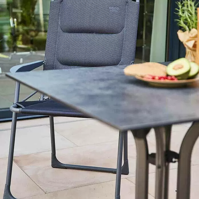 Siena Garden Gartenmöbel-Set Premium/Sola - 3 -tlg., Schwarz/Anthrazit, Aluminium - Grauer gepolsterter Klappstuhl und kleiner Terrassentisch mit Essen. Ideal für Mahlzeiten im Freien.