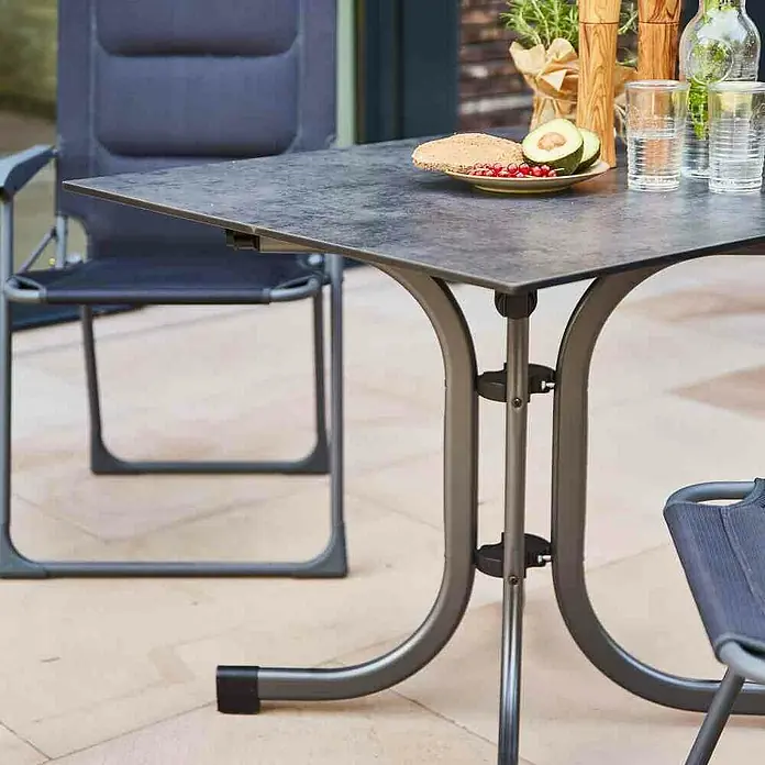 Siena Garden Gartenmöbel-Set Premium/Sola - 3 -tlg., Schwarz/Anthrazit, Aluminium - Ein grauer Gartentisch mit Speisen und Getränken, umgeben von passenden Stühlen, für ein gemütliches Beisammensein im Freien.