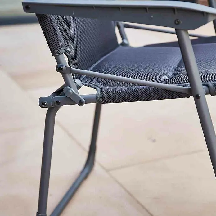 Siena Garden Gartenmöbel-Set Premium/Sola - 3 -tlg., Schwarz/Anthrazit - Nahaufnahme eines grauen Campingstuhls mit Armlehne und Netzgewebe, der auf einem hellen Untergrund steht.