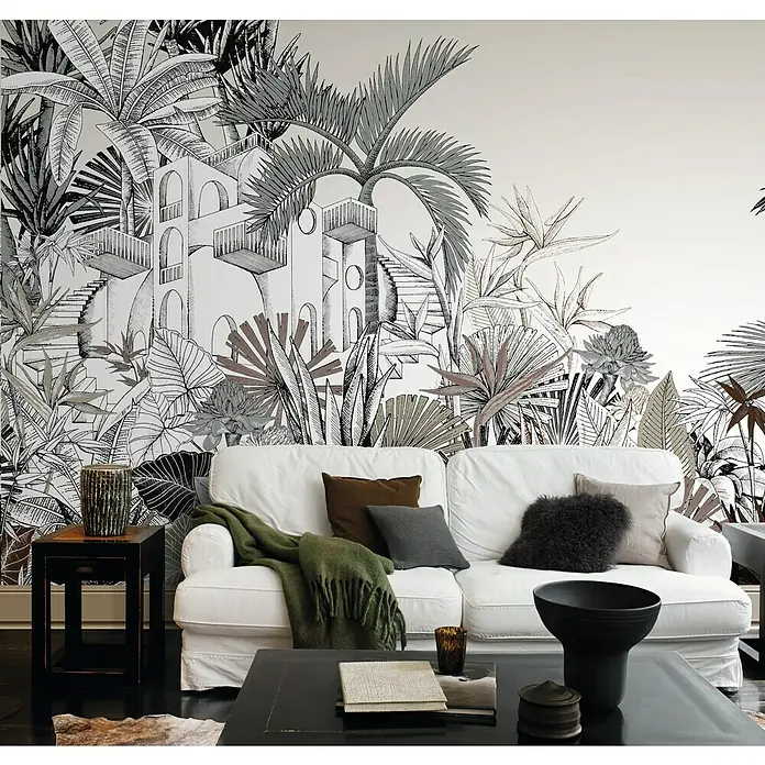 Rasch Tropical House Fototapete Haus im Dschungel - B x H: 400 x 300 cm, Vlies, Hellbeige - Wohnzimmer mit stilvollem Sofa vor einer Wand mit tropischem Tapetenmuster. Die Einrichtung ist modern und einladend.