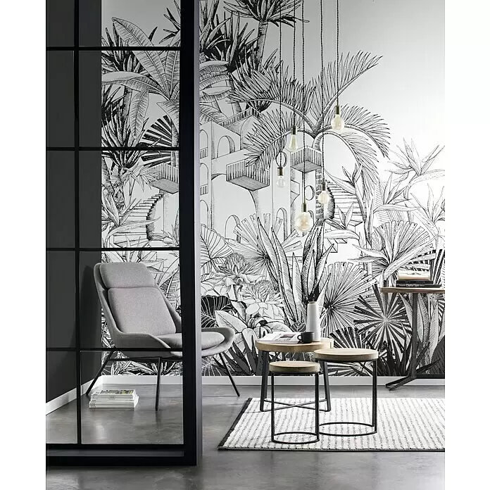 Rasch Tropical House Fototapete Haus im Dschungel - B x H: 400 x 300 cm, Vlies, Schwarz-Weiß - Schwarz-weiß Tropen-Tapete mit architektonischen Details bedeckt eine Wand in einem modernen Wohnzimmer.
