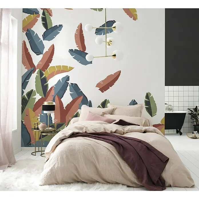 Rasch Tropical House Fototapete Blätter - B x H: 400 x 300 cm, Vlies, Petrol - Gemütliches Schlafzimmer mit stilvoller Bettwäsche und dekorativer Blatt-Tapete, die eine entspannende Atmosphäre schafft.
