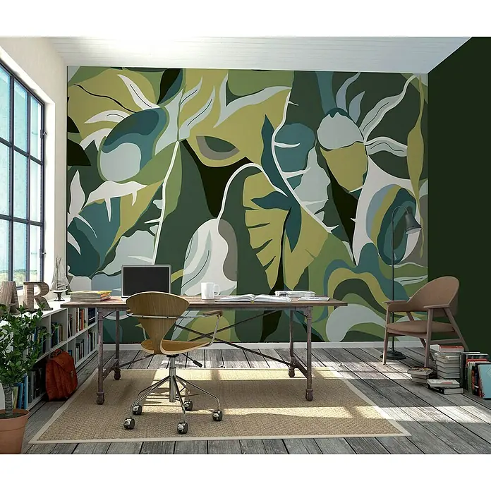 Rasch Tropical House Fototapete Moderne Blätter - B x H: 400 x 300 cm, Vlies, Grün - Büro mit einem hölzernen Schreibtisch, einem Drehstuhl und einem Sessel vor einer Wand mit grünem Blättermuster.
