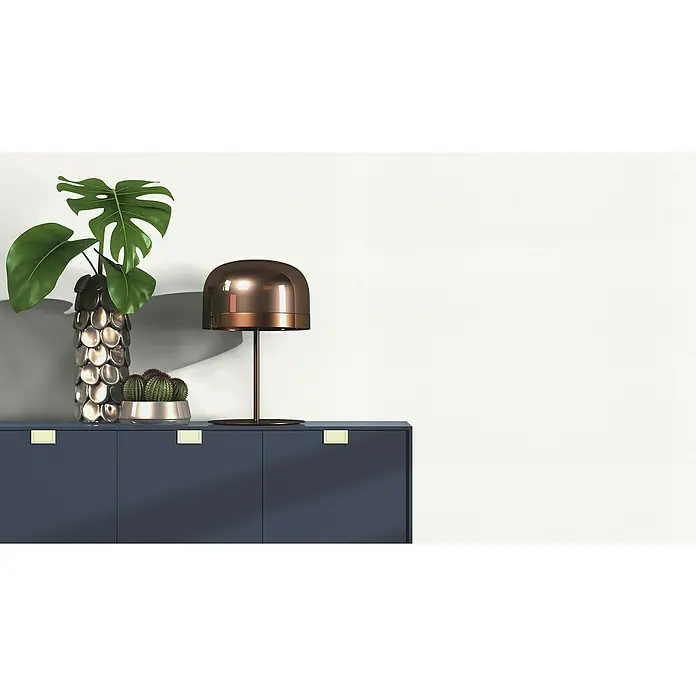 Rasch Wallton Vliestapete Makulaturvlies - Weiß, Uni, 25 x 1 m, Grammatur: 150 g/m² - Elegante Kommode in Dunkelblau mit goldenen Griffen, dekoriert mit einer Monstera-Pflanze, Kakteen und einer modernen Lampe.