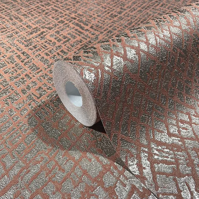 Marburg Papis Loveday Vliestapete Struktur II - Beige/Rot/Platin, Grafisch, 10,05 x 0,7 m - Nahaufnahme einer Rolle metallischer Tapete mit geometrischem Muster in Bronze- und Silbertönen.