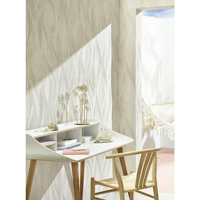Marburg Papis Loveday Vliestapete - Beige, Wellen, 10,05 x 0,7 m - Schreibtisch-Szene mit floralem Hintergrund, Lampe und Holzstuhl. Der Tisch ist mit Muscheln und Büchern dekoriert.