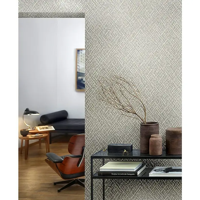 Marburg Papis Loveday Vliestapete Struktur II - Beige/Platin, Grafisch, 10,05 x 0,7 m - Elegante Inneneinrichtung mit einer gemusterten Tapete in Grau- und Weißtönen, die dem Raum eine stilvolle und moderne Note verleiht.