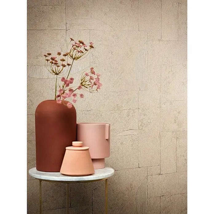Marburg Papis Loveday Vliestapete I - Beige/Rot, Grafisch, 10,05 x 0,7 m - Stillleben mit Vasen: Eine dunkelrote, eine hellrosa Vase und eine Dose mit rosa Blüten stehen auf einem Marmortisch vor einer beigen Wand.