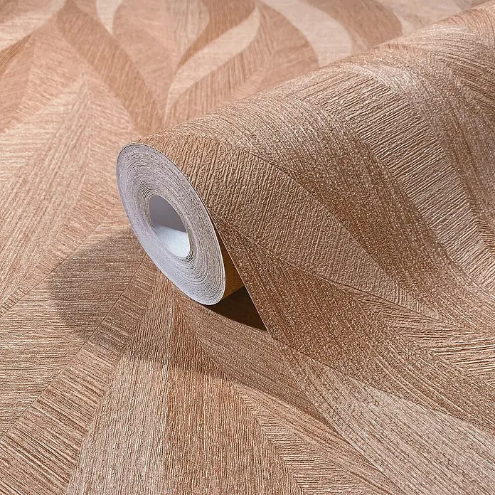 Marburg Papis Loveday Vliestapete - Beige/Rot, Wellen, 10,05 x 0,7 m - Nahaufnahme einer Rolle gemusterten, bronzefarbenen Tapete mit einem geometrischen Design. Ideal für stilvolle Wandgestaltung.