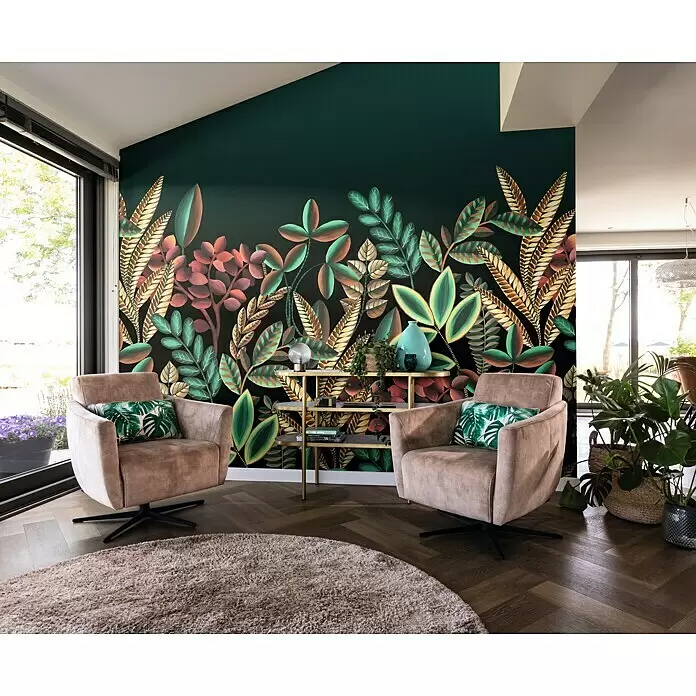 Rasch Florentine III Fototapete Tropischer Garten - B x H: 300 x 300 cm, Vlies, Grün - Zwei hellbraune Polstersessel mit schwarzen Drehfüßen und grünen Kissen in einem modernen Wohnzimmer.