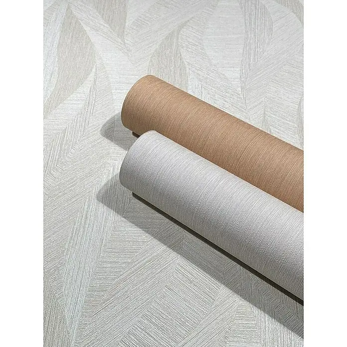 Marburg Papis Loveday Vliestapete - Beige, Wellen, 10,05 x 0,7 m - Nahaufnahme von zwei Tapetenrollen in Beige und Grau auf einer gemusterten Oberfläche. Die Rollen zeigen eine feine Textur.