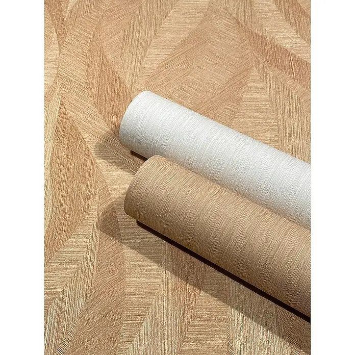 Marburg Papis Loveday Vliestapete - Beige/Rot, Wellen, 10,05 x 0,7 m - Nahaufnahme von zwei Rollen strukturierten Tapeten, die auf einer gemusterten Oberfläche liegen. Eine Rolle ist weiß, die andere hellbraun.