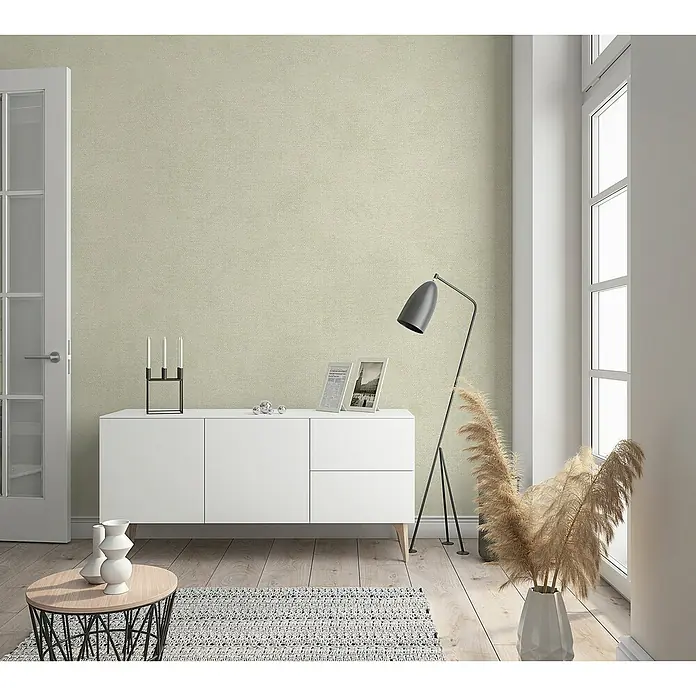 Marburg Kids' Walls Vliestapete schattiert - Graubeige, Uni, 10,05 x 0,53 m - Ein stilvolles Wohnzimmer mit einer weißen Kommode, einer Stehlampe und dekorativen Elementen, die eine ruhige und moderne Atmosphäre schaffen.