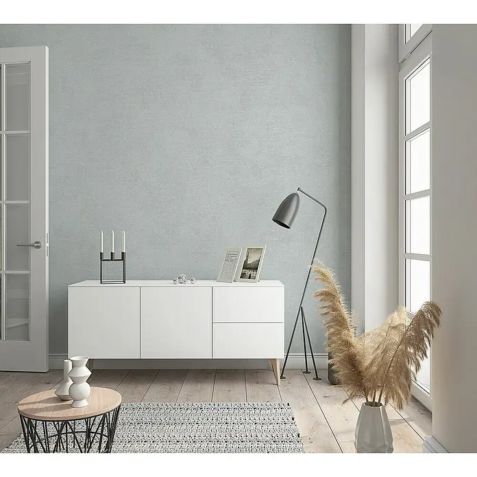 Marburg Kids' Walls Vliestapete schattiert - Grau, Uni, 10,05 x 0,53 m - Ein stilvolles Wohnzimmer mit einer weißen Anrichte, einer Stehlampe und dekorativen Elementen.