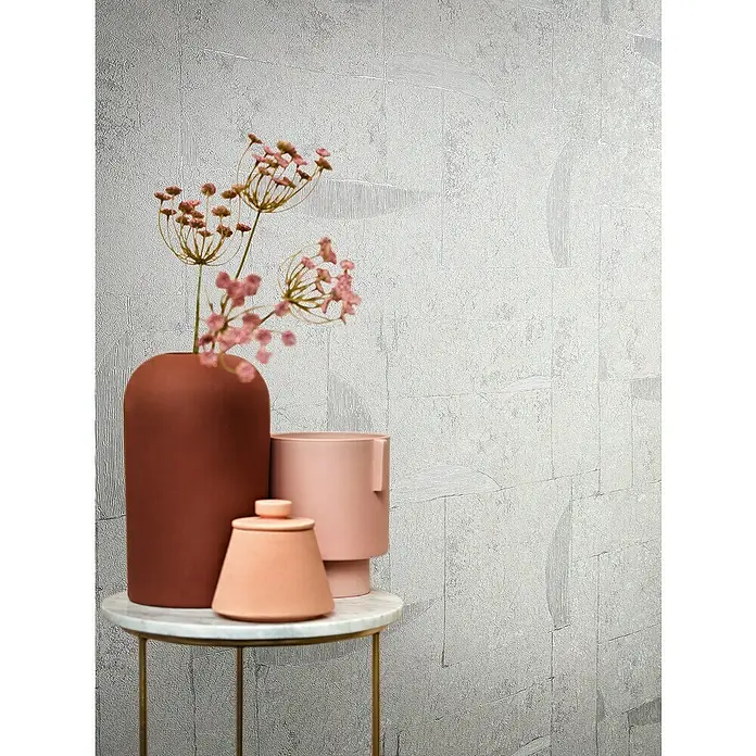 Marburg Papis Loveday Vliestapete I - Hellgrau, Grafisch, 10,05 x 0,7 m - Stillleben mit einer braunen Vase, einer rosa Dose und einem rosa Becher auf einem runden Marmortisch mit goldenem Gestell.