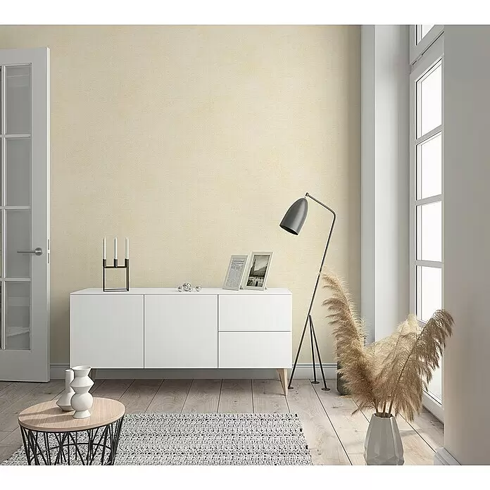 Marburg Kids' Walls Vliestapete schattiert - Cremebeige, Uni, 10,05 x 0,53 m - Hellgelbe strukturierte Tapete an einer Wand in einem modernen Wohnraum.