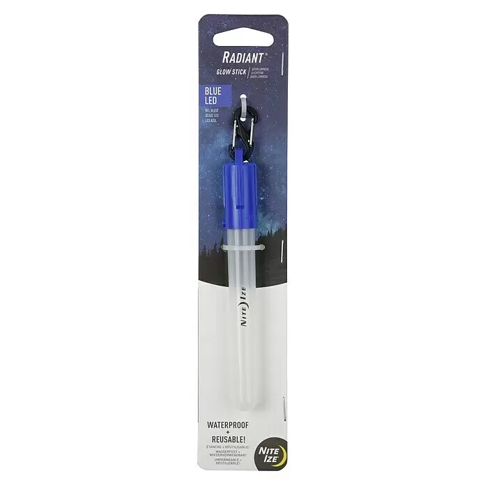 Nite Ize Barra luminosa LED mini - Azul - Bastón luminoso LED azul Radiant con cuerpo transparente, tapa azul y mosquetón negro, exhibido en su tarjeta de venta de cielo estrellado.