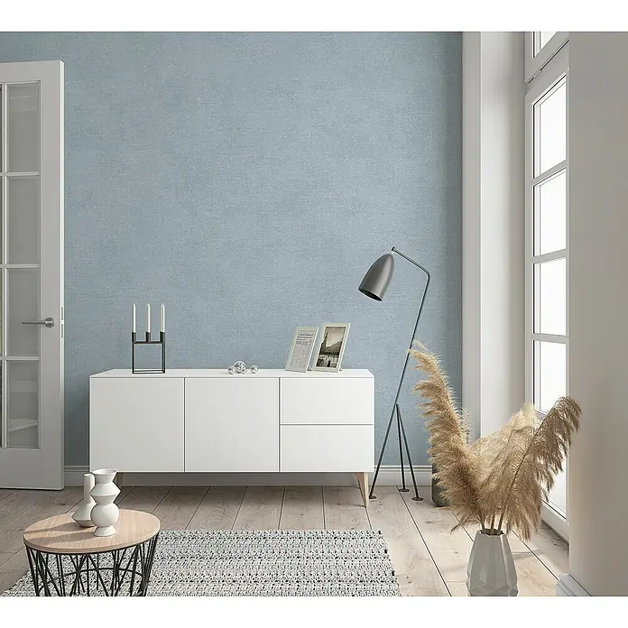 Marburg Kids' Walls Vliestapete schattiert - Blaugrau, Uni, 10,05 x 0,53 m - Einrichtungsidee mit einem weißen Sideboard, dekoriert mit Kerzenleuchter, Bilderrahmen und einer eleganten Stehlampe im modernen Wohnzimmer.