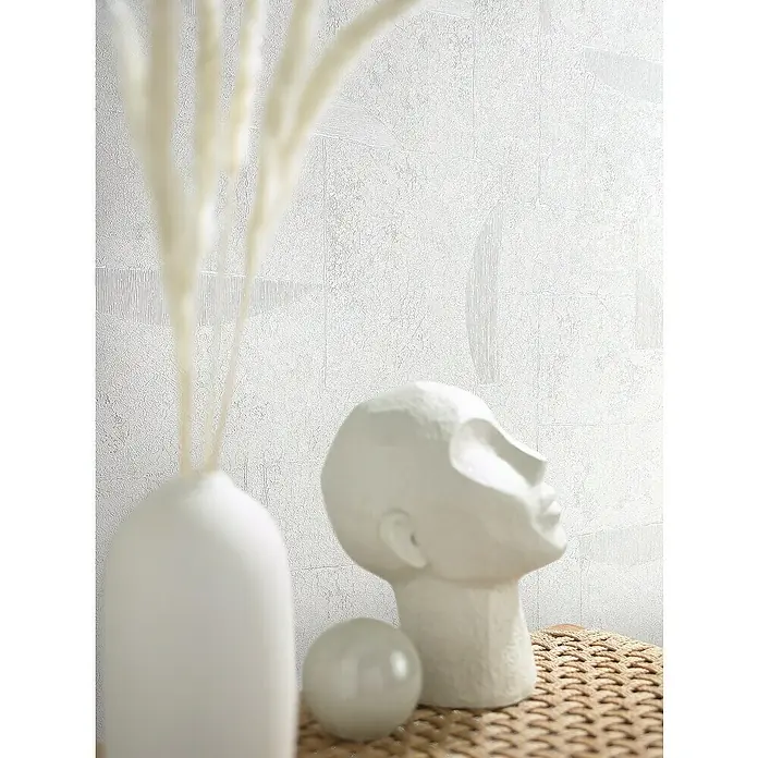 Marburg Papis Loveday Vliestapete I - Weiß, Grafisch, 10,05 x 0,7 m - Stilleben mit einer weißen Vase mit Federn, einer Kopfskulptur und einer Kugel auf einem geflochtenen Untergrund.
