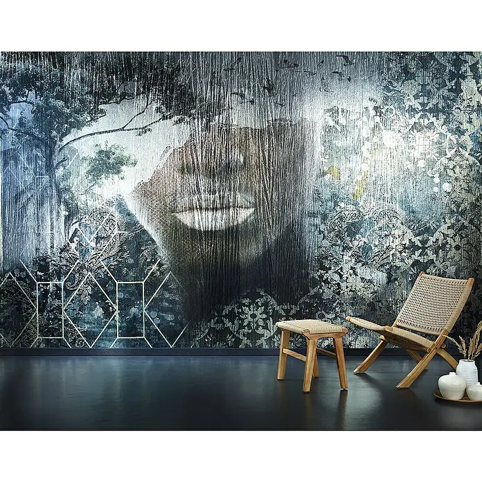 Marburg Papis Loveday Fototapete Kunst - B x H: 408 x 270 cm, Vlies - Dekoratives Interieur mit gemusterter Wand, Holzstuhl und Hocker, ergänzt durch stilvolle Vasen für ein modernes Ambiente.