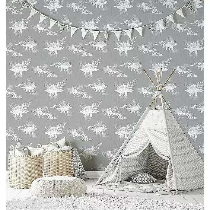 Marburg Kids' Walls Vliestapete Dinosaurier - Grau/Weiß, Tieroptik, 10,05 x 0,53 m - Graue Tapete mit weißen Dinosaurier- und Farnmustern in einem Kinderzimmer, ergänzt durch ein weiß-graues Spielzelt und geflochtene Körbe.