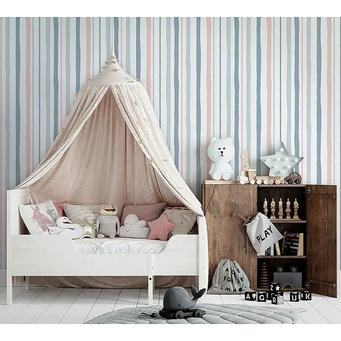 Marburg Kids' Walls Vliestapete Kombistreifen II - Weiß/Grau/Rosa, Streifen, 10,05 x 0,53 m - Kinderzimmer mit Himmelbett, Spielzeug und Holzschrank. Die pastellfarbene Streifentapete sorgt für eine beruhigende Atmosphäre.